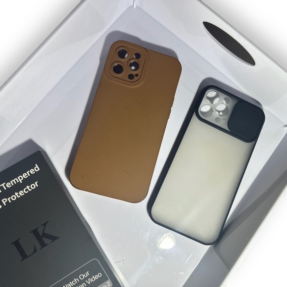 IPhone 12 Pro Max Bundle - 3 Cases + One (New) Screen protector. - Picture 4 of 8
